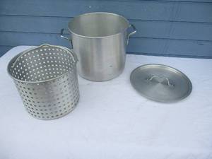 lot 155 image: Large Aluminum Pot With Lid  And Strainer