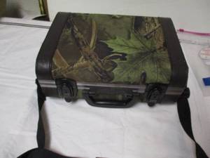 lot 166 image: Nice Lockable With Keys Nice Foam Padding and Shoulder Strap Case -(NOT SURE WHAT THE ITEMS INSIDE ARE FOR)