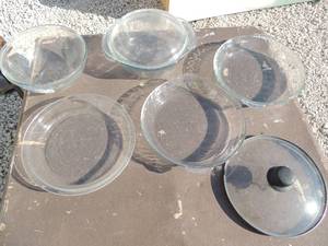 lot 87 image: Three Pyrex pie plates 2 casserole dishes 1 with lid