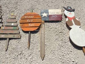 lot 13 image: Seasonal Holiday  wood sign decor