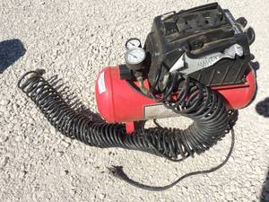 lot 11 image: Husky 3 gallon compressor 120PSI