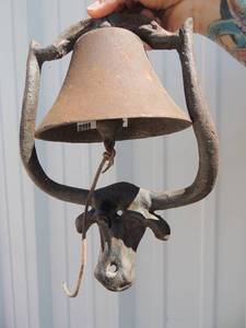 lot 17 image: CAST IRON Dinner bell - COW