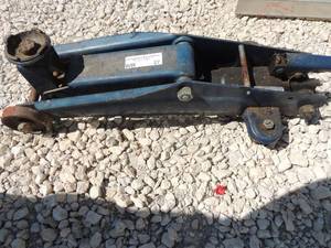 lot 27 image: FLOOR Jack