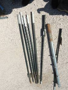 lot 22 image: 7 T-posts and fence pole