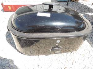 lot 24 image: GE large Slow Cooker