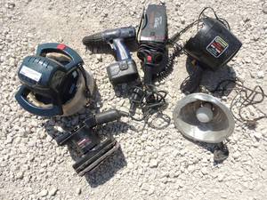 lot 37 image: Car buffer MVP super in sander craftsman 13 sheet pad sander Q beam flood light B&D car vac HDC drill no charger work light