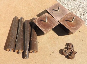 lot 97 image: Furniture feet x 3, legs x 4 and casters x 2