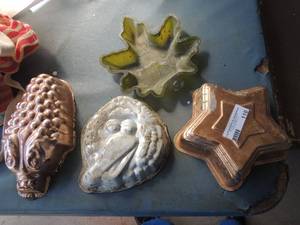 lot 110 image: Jello molds x 4, aluminum big bird plastic maple leaves