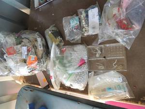 lot 111 image: Jewlery making supplies