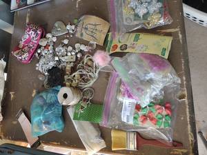 lot 115 image: jewlery and mum making supplies