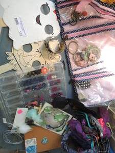 lot 118 image: Crafts, hair accessories, makeup etc.