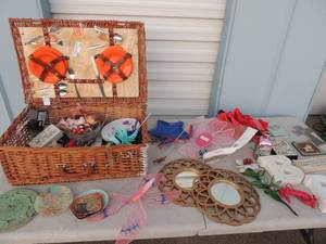 lot 143 image: Picnic basket set plates knives and forks full of home dcor