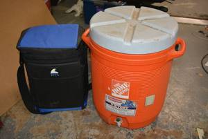 lot 135 image: Coolers Rubbermaid Drink Dispenser Cooler and Insulated Bag Type Cooler