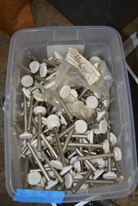 lot 228 image: 38 x 4 Shaft White Fine GrindingSharpening Stones
