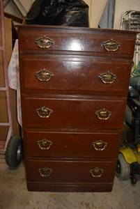 lot 33 image: Narrow 5 Drawer Dresser