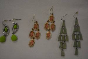 lot 339 image: (3) pairs of Kendra Scott - style chandelier earrings (unmarked)