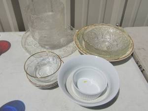 lot 72 image: 2 plastic fruit bowls and serving platter plus assorted bowls