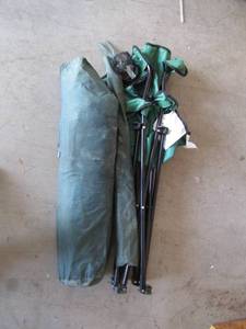 lot 83 image: Small childrens  green tent with poles plus green camping chair