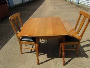 lot 86 image: Drop Leaf dining table  30x42x36 plus 3 chair