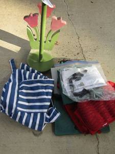 lot 141 image: Flower paper towel holder blue and white apron, mittens and more