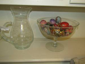 lot 149 image: Clear glass water pitcher  and fruit bowl