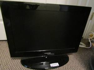 lot 10 image: Samsung 23 TV with remote