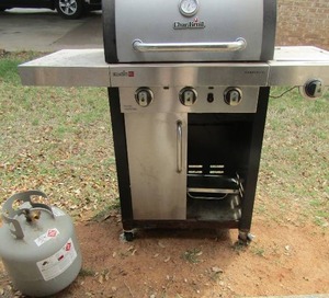 lot 28 image: Charbroil propane grill comes with 1 tank used but good shape