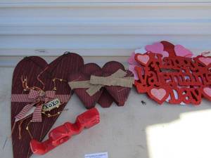 lot 37 image: Valentines lot- love sign x 3, wood door hanger