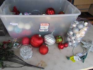 lot 38 image: Large tub of holiday tree bulbs all colors