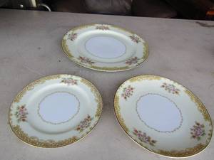 lot 58 image: Noritake M China Part 3 - 9 bread plates, 9 salad plates  4 dinner plates