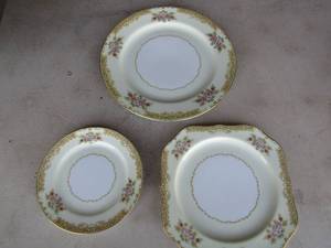 lot 59 image: Noritake M China Part 4 - 8 dinner plates, 5 bread plates  11 square plates