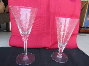 lot 60 image: 7 short stem glasses    11 long stem glasses