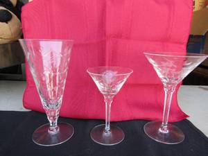 lot 151 image: Four 7 bubble ware design glasses, 6 short stem martini glasses and 10 short stem glasses