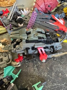 lot 162 image: LOT OF TRANSFORMS BEAST MASTER TOYS & ASSORTED PIECES