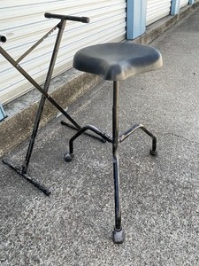 lot 164 image: ROLLING WORK STOOL W FOLDING STAND