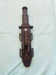 lot 14 image: HuntingSurvival Knife in sheath - whistle, fire starter, etc.