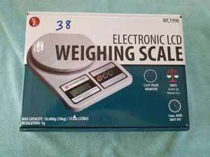 lot 38 image: Electronic LCD Weighing Scale - New in Box