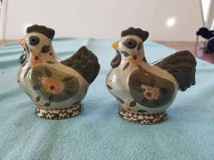 lot 179 image: Temp-tations Salt & Pepper shakers - new in box