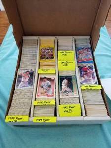 lot 58 image: Selection of  3200 baseball cards in storage box