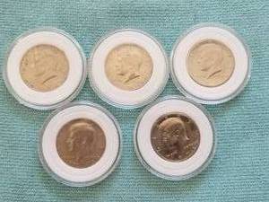 lot 61 image: Selection of 5 Kennedy half dollars in capsule storage cases - 1982, 1776-1976(2), and 1971(2)