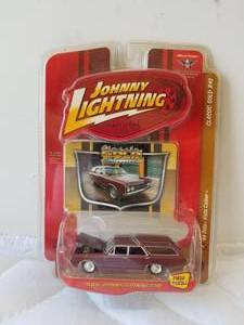 lot 168 image: Johnny Lightning 64 Olds Vista Cruiser