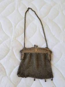 lot 184 image: Vintage chainmail purse
