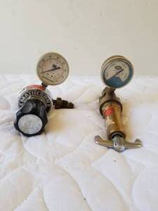 lot 260 image: Selection of 2 pressure gauges