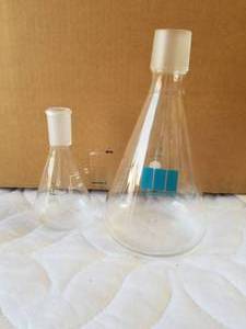 lot 228 image: Millipore 1000ml and Kimax 2440 250ml - flask