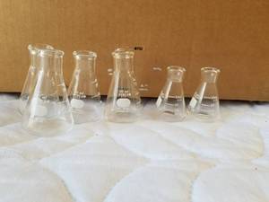 lot 234 image: Pyrex 25ml and 50ml flask - Model no 4980