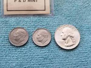 lot 306 image: 2000 P&D Roosevelt dimes and a 1942 quarter