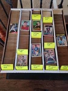 lot 322 image: Selection of baseball cards 5000