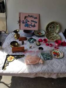 lot 255 image: Hodge Podge lot of collectibles