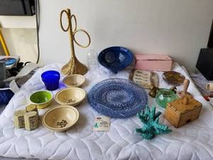 lot 261 image: Hodge Podge lot of collectibles
