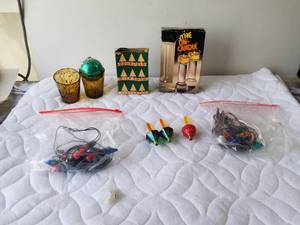 lot 386 image: Selection of Christmas decorations - some vintage lights